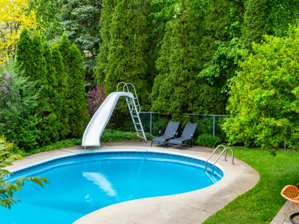 Puis-je installer une piscine dans mon jardin si j'ai des arbres ou des lignes électriques à proximité ?